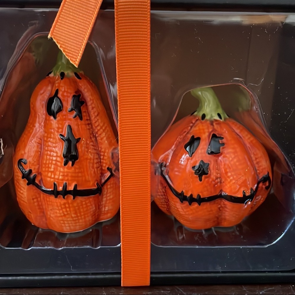 Blue Sky Clayworks Salt-Pepper Shakers Halloween Pumpkin New - Picture 2 of 3